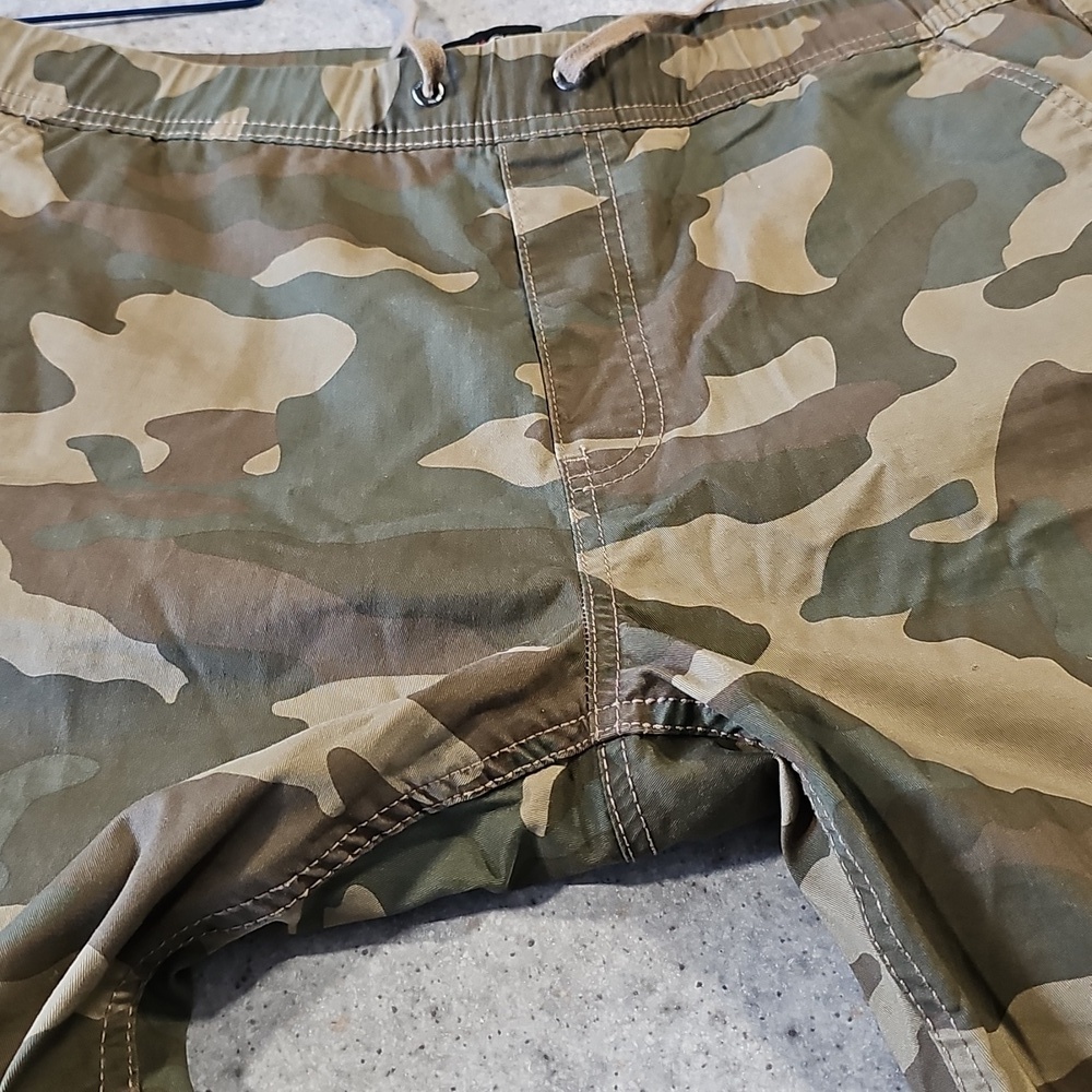 Guess Large 38x31 Green and Brown Camo Joggers - Picture 5 of 8